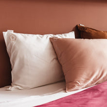 Afbeelding in Gallery-weergave laden, Bamboo Silk Kussensloop White Lily