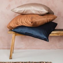 Afbeelding in Gallery-weergave laden, Bamboo Silk Kussensloop Midnight Blue