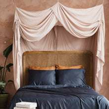 Afbeelding in Gallery-weergave laden, Bamboo Silk Kussensloop Midnight Blue