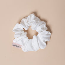 Afbeelding in Gallery-weergave laden, Bamboo Scrunchie White Lily
