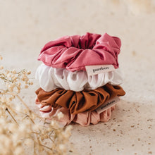 Afbeelding in Gallery-weergave laden, Bamboo Scrunchie White Lily
